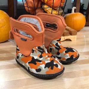 Size 6 toddler/baby boys bogs